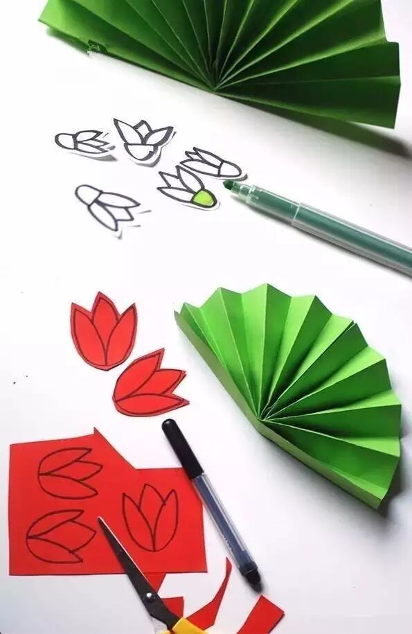 Fold green cardboard into a fan shape