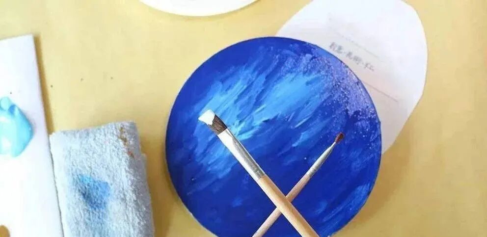 next, wash and dry the brush, dip a large brush in white paint, place a small brush under the large brush, and tap to create starry effects