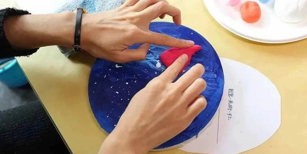 first, make a hat for Santa Claus! Before making any shape, knead a ball, then flatten it and slowly pinch it into the shape you want with your fingers