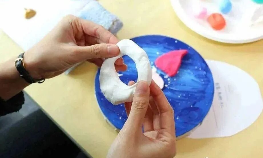 then make the face, leaving some space between the face and the hat for the beard