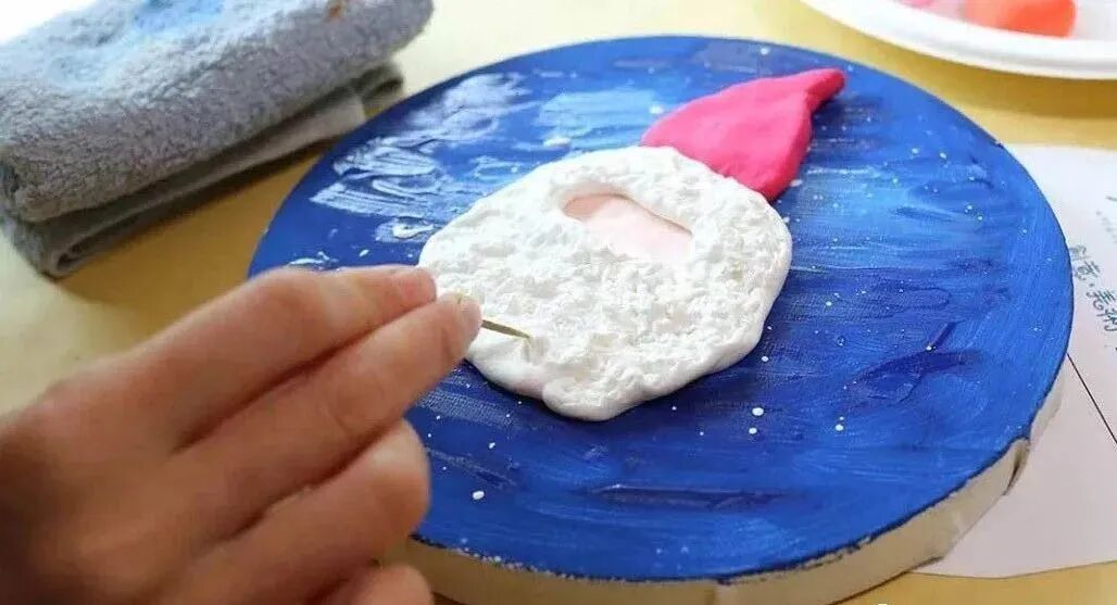 now the toothpick comes into play, drawing the texture of the beard on the white clay