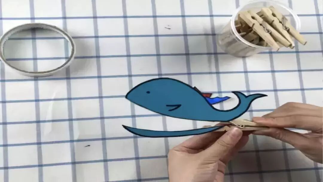 Paste the upper and lower ends of the whale separately
