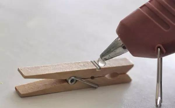 Put hot glue on the left and right sides of the metal