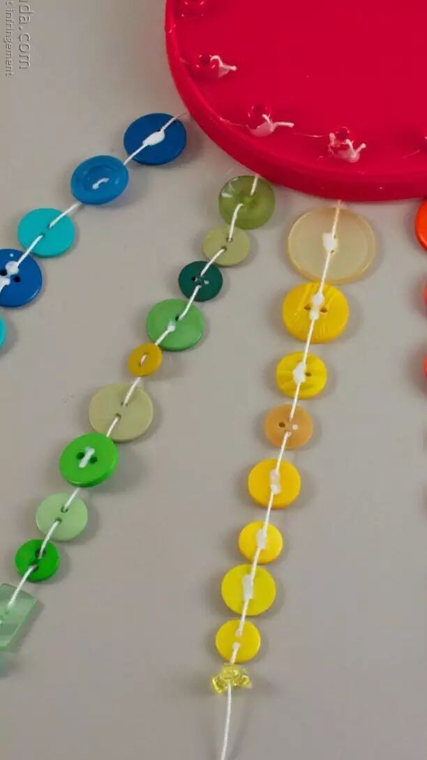 For each string of buttons, it's best to choose the same color family with different shades, and the sizes can be arranged irregularly!